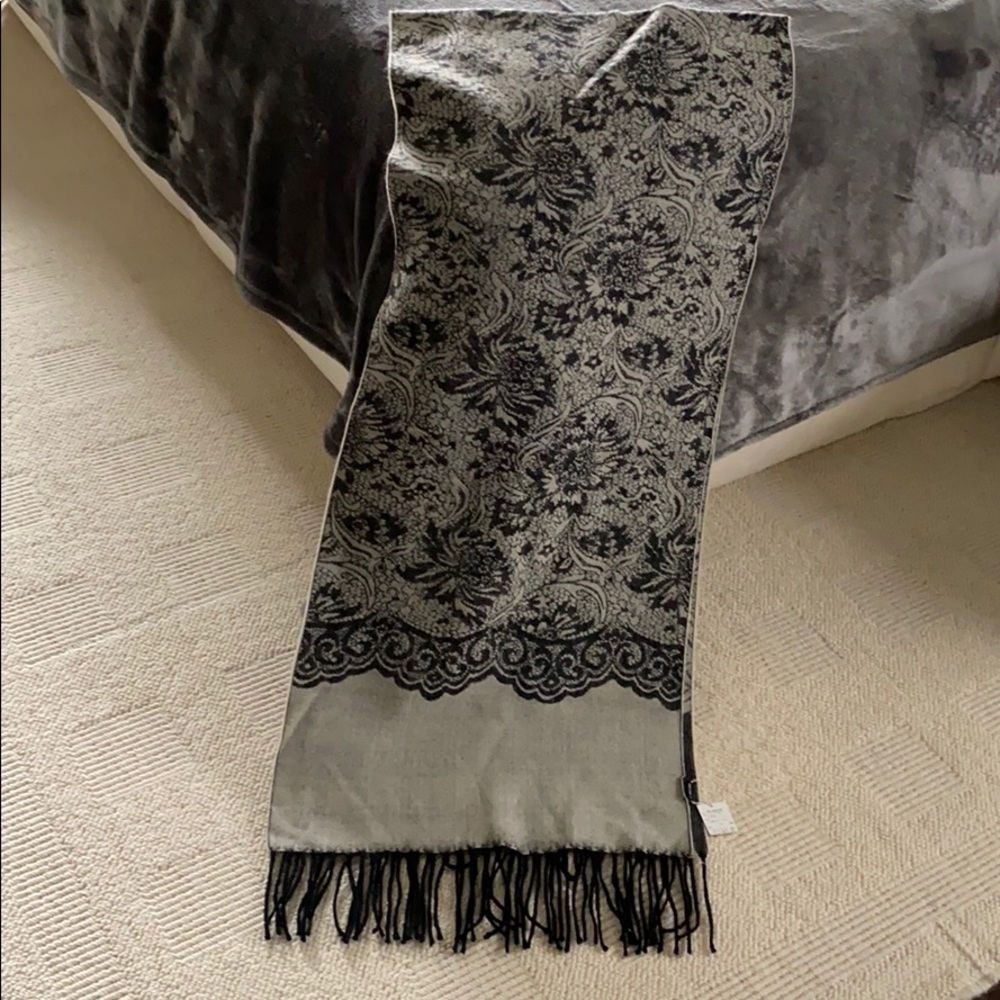Luxuriously Soft Scarf BNWT